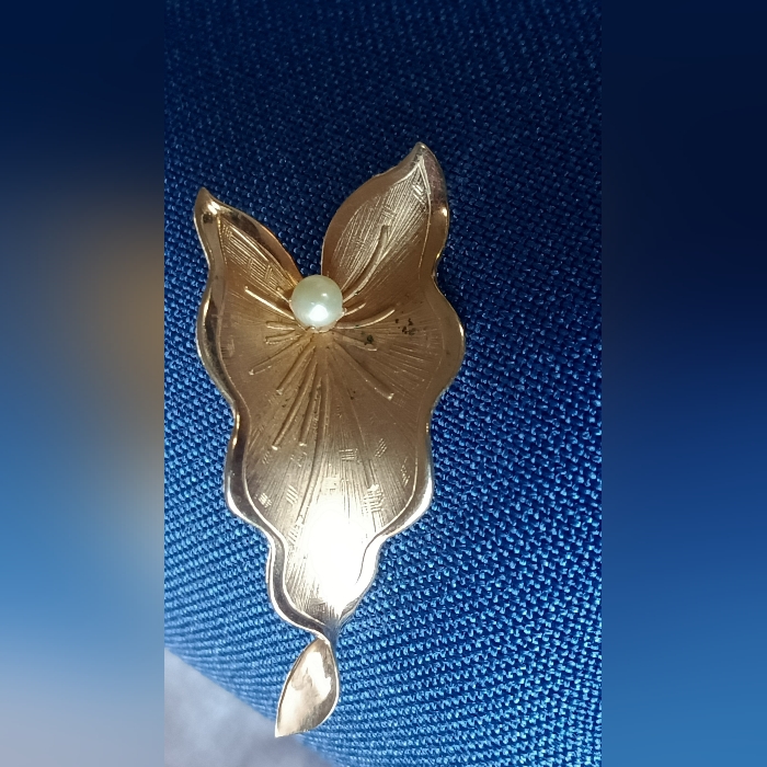 Elegant Gold Floral Brooch With Pearl Accent 20$